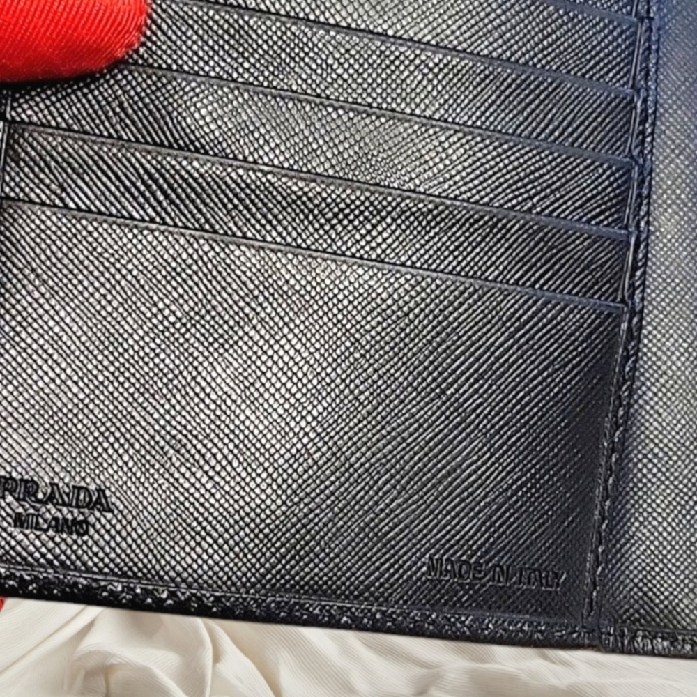 Gorgeous Vintage PRADA Unisex Trifold Wallet | Black Saffiano Leather | Like New - Picture 13 of 14